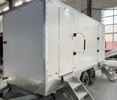 Portable Self Public Toilet (3) شركة اوت سين جلوبال تقدم حلولًا مبتكرة ومتميزة في مجال المراحيض المتنقلة، حيث نوفر أحدث المنتجات والخدمات التي تلبي احتياجات الفعاليات الكبرى، المشاريع الإنشائية، المناسبات، والمناطق النائية. تتميز منتجاتنا بالأمان، النظافة، والراحة، مع التركيز على التصاميم العصرية والتقنيات الصديقة للبيئة.